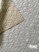 Load image into Gallery viewer, Glancing